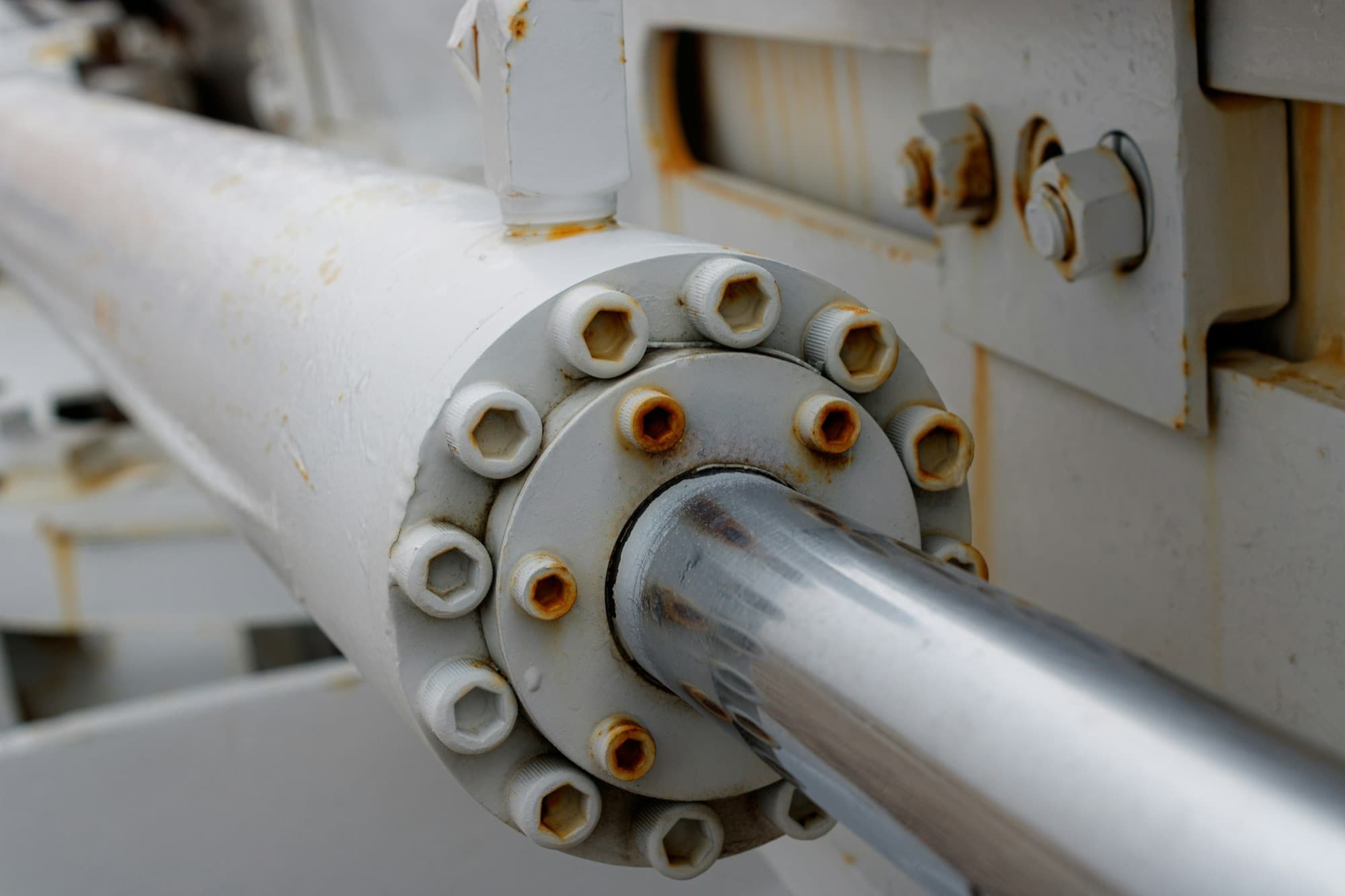 Hydraulic cylinder end cap with bolted gland, socket head cap screws and chrome piston rod